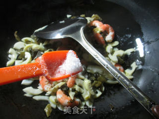 酸菜虾肉炒雷笋 的做法步骤：7