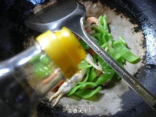 尖椒炒海味鲜的做法步骤：7