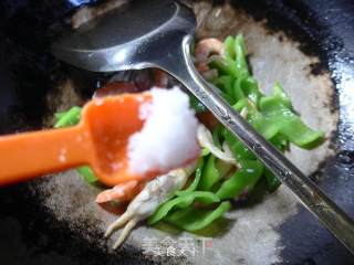 尖椒炒海味鲜的做法步骤：8