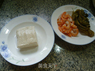 咸菜虾肉炒豆腐的做法步骤：1