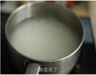 在家做五星级营养丰富的——海参三鲜粥的做法步骤：7