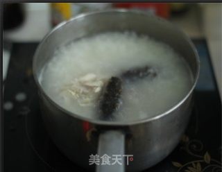 在家做五星级营养丰富的——海参三鲜粥的做法步骤：8