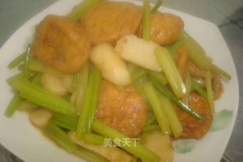 芹菜荸荠炒虾饼的做法