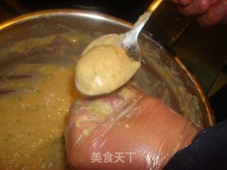 芹菜荸荠炒虾饼的做法步骤：3