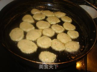 芹菜荸荠炒虾饼的做法步骤：4