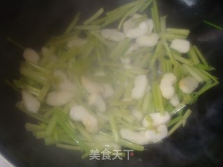 芹菜荸荠炒虾饼的做法步骤：9