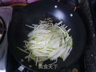 节瓜瑶柱虾米粉丝煲的做法步骤：8