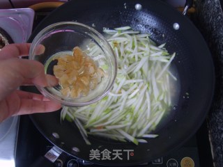 节瓜瑶柱虾米粉丝煲的做法步骤：11