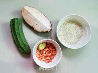 丝瓜香芋虾米粥的做法步骤：1