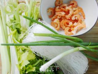 粉丝虾米芹菜汤的做法步骤：1