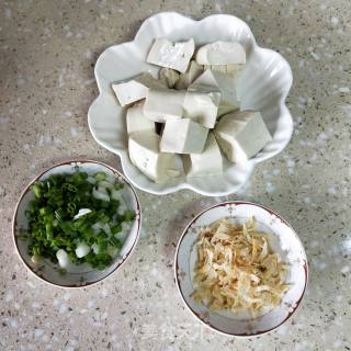 虾米焖豆腐的做法步骤：1