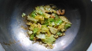 蚝油卷心菜炒虾米的做法步骤：7