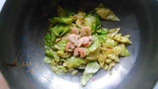 蚝油卷心菜炒虾米的做法步骤：6