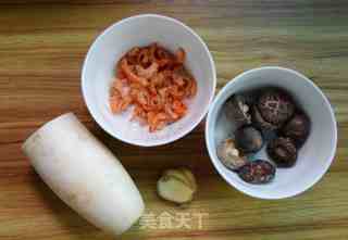 白萝卜香菇滚虾米的做法步骤：1
