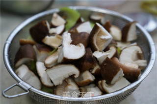 香菇炒大菜的做法步骤：2