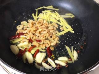 酸辣白菜木耳炒虾米的做法步骤：3