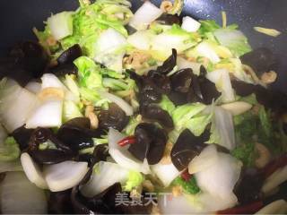 酸辣白菜木耳炒虾米的做法步骤：6