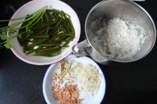 海带鱼香焖饭的做法步骤：1