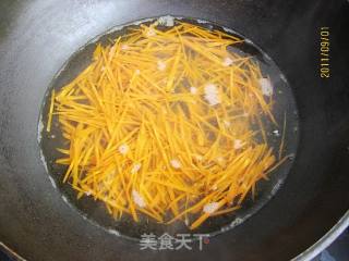 胡萝卜虾米拌粉丝的做法步骤：1