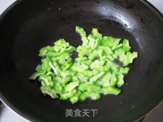 苦瓜新吃法—泡菜煸苦瓜的做法步骤：1