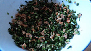 香煎韭菜虾米肠的做法步骤：3