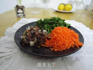 腊肉胡萝卜菠菜炒饭的做法步骤：1