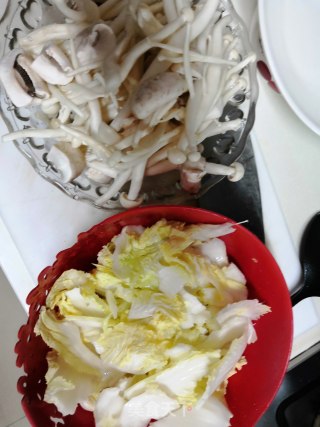白菜松茸菇汤的做法步骤：1