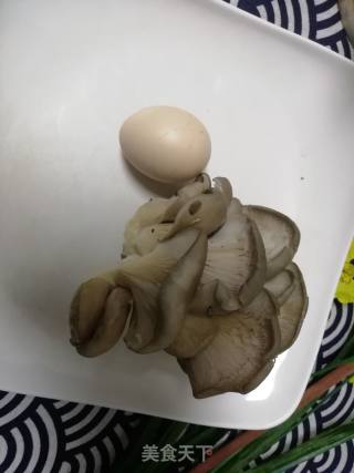 平菇蛋花汤的做法步骤：1