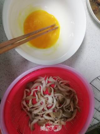 平菇蛋花汤的做法步骤：3