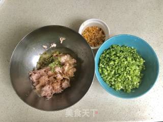 芹菜虾米肉馅煎饺的做法步骤：1
