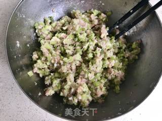 芹菜虾米肉馅煎饺的做法步骤：4