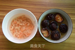 芹菜香菇虾米粥的做法步骤：2
