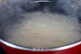 【每日新品】家常桂林米粉汤的做法步骤：2