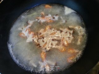 让一碗好汤来安慰秋日枯肠【虾米蘑菇面】的做法步骤：3