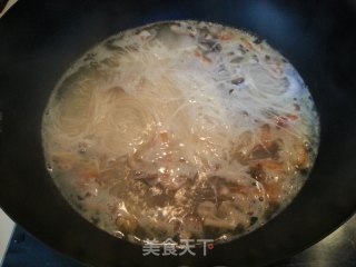 让一碗好汤来安慰秋日枯肠【虾米蘑菇面】的做法步骤：4