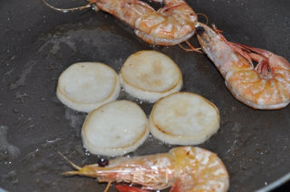 黑椒大虾配香煎杏鲍菇的做法步骤：8