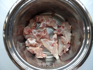 冬瓜虾米猪骨汤的做法步骤：1