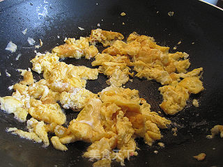 鸡蛋虾米生菜炒饭的做法步骤：3