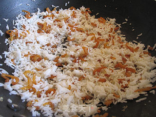 鸡蛋虾米生菜炒饭的做法步骤：6