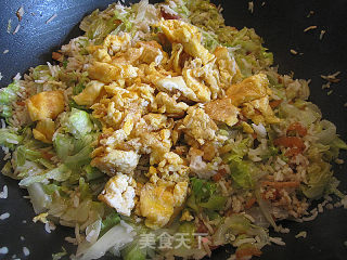 鸡蛋虾米生菜炒饭的做法步骤：10