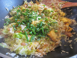 鸡蛋虾米生菜炒饭的做法步骤：12