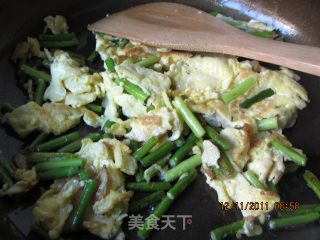 蒜苗虾米煎鸭蛋的做法步骤：10