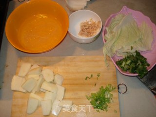 土豆白菜粉丝汤的做法步骤：1