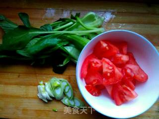 鲜虾煎蛋西红柿汤面的做法步骤：1