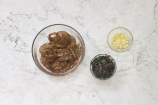 紫苏蒸虾的做法步骤：1
