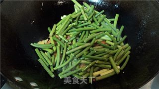 虾米炒蒜苔的做法步骤：5