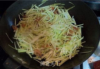 韭黄炒虾米的做法步骤：3