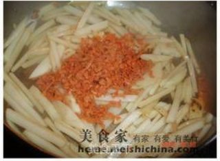 紫色萝卜炒虾米的做法步骤：3