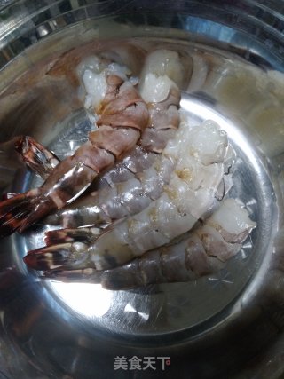 红烧凤尾虾的做法步骤：2