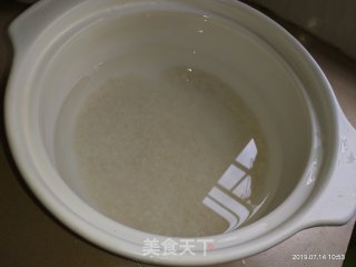 车螺虾米香菇砂锅粥的做法步骤：2